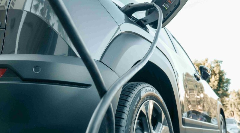 mobil sedan sedang charge dengan buzz id
